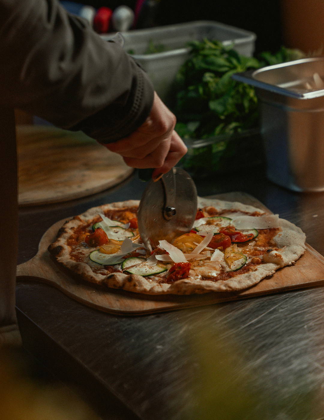 woodfired-pizza-being-cut